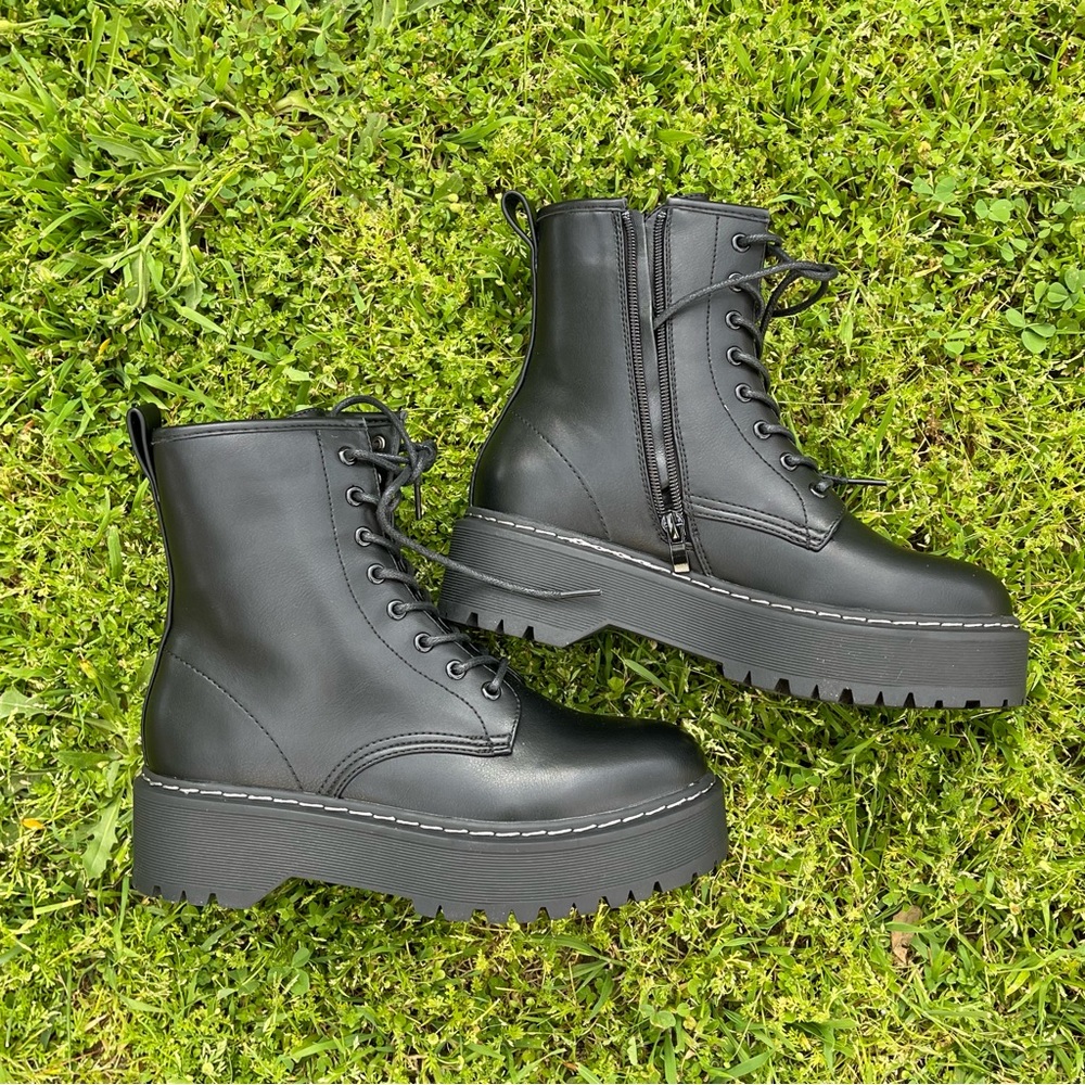 Steve Madden Basille Black Lace Up Platform Lug Sole Boot Size 8 new chunky